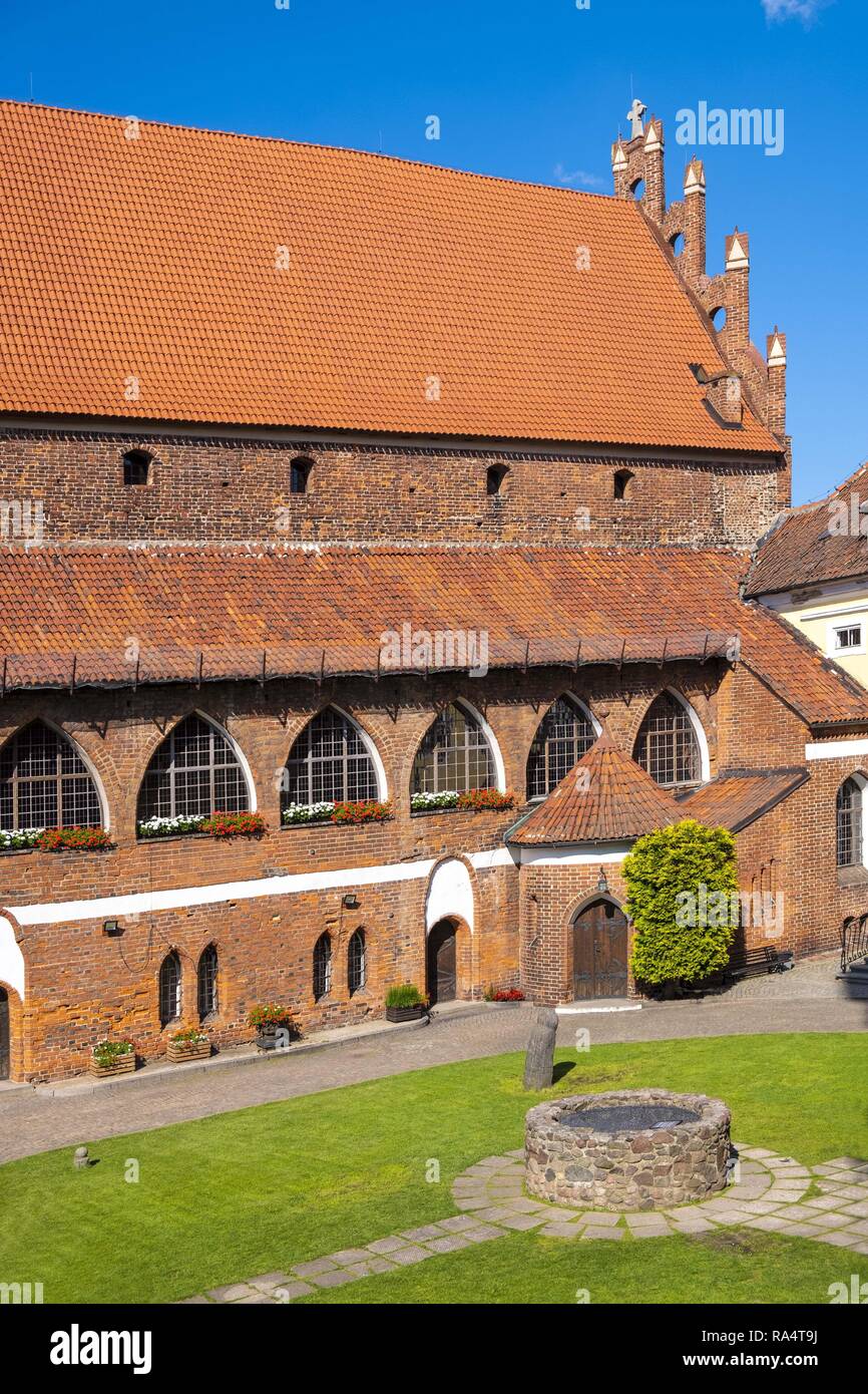 Olsztyn, Warmian-Masurian / Polonia - 2018/06/16: ala principale e il cortile interno del Warmian Vescovi Castello nel quartiere storico di Olsztyn città vecchia Foto Stock