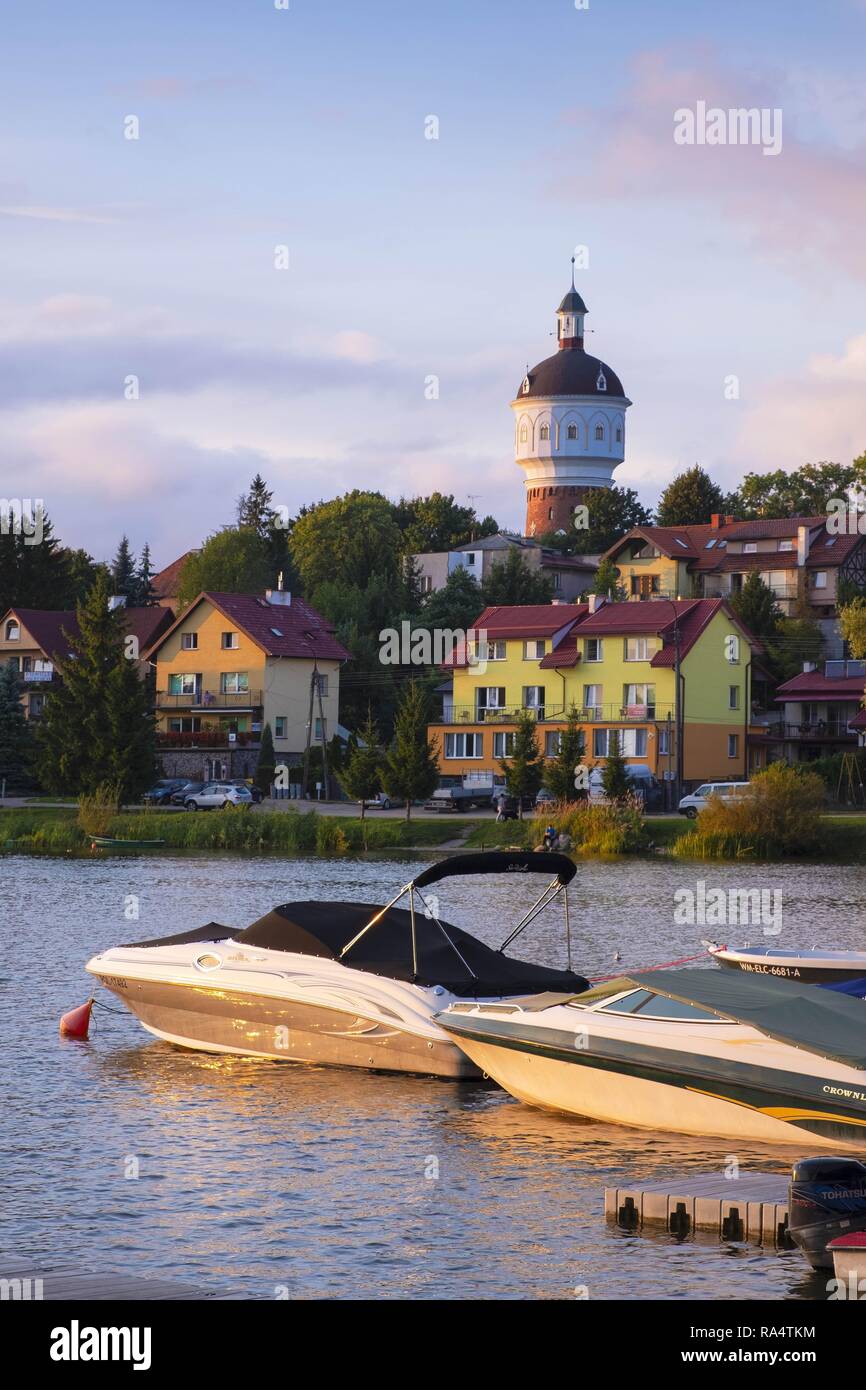 Elk, la Masuria regione / Polonia - 2018/08/15: vista panoramica della città di Elk con uno storico di acqua-torre presso il lago Elckie Foto Stock