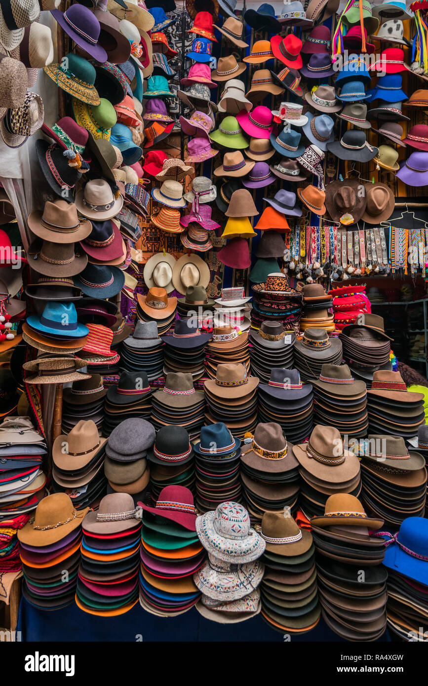 Visualizzazione delle tradizionali fatti a mano colorati cappelli peruviani su uno stallo al mercato in piena