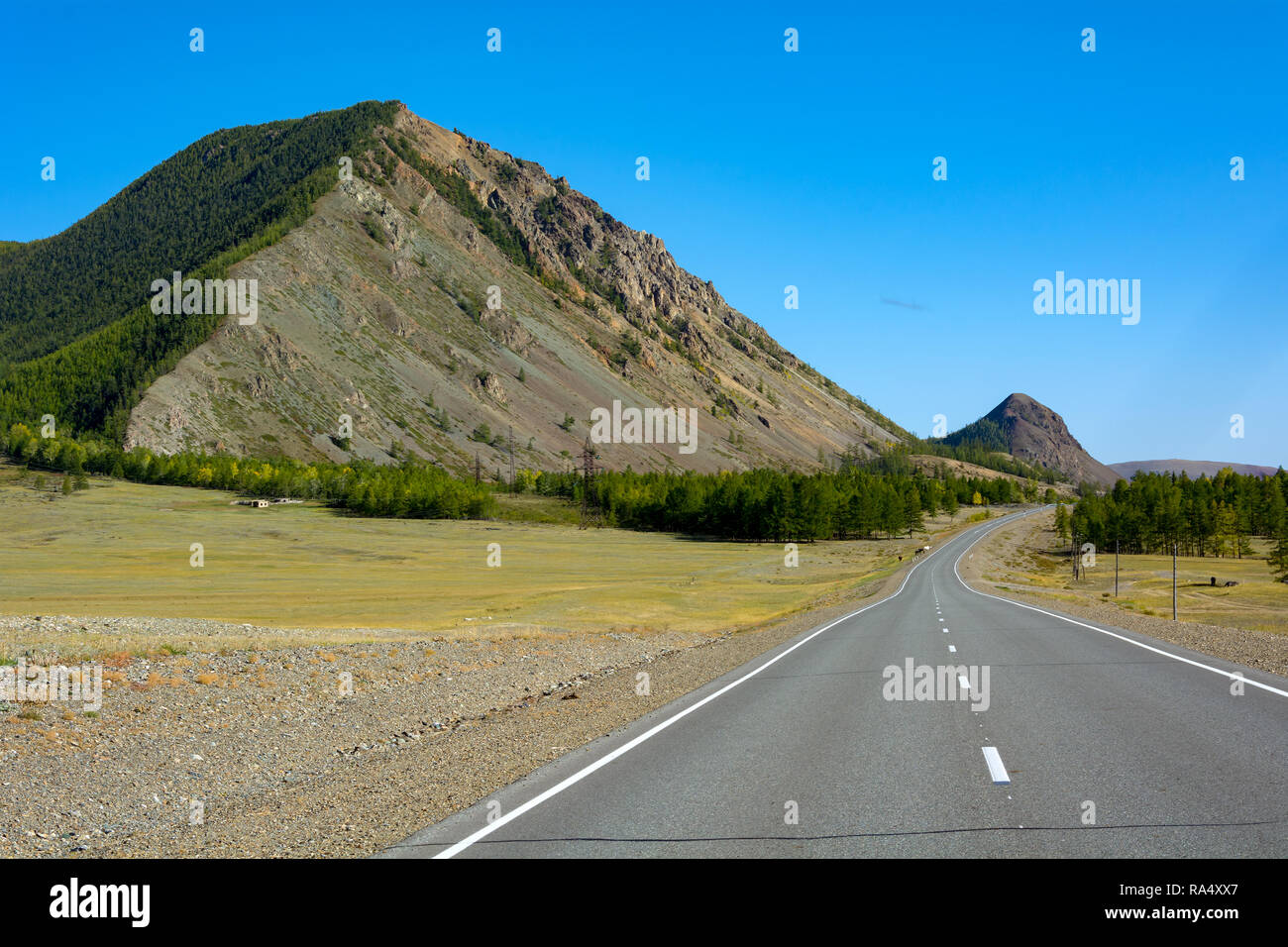 Pittoresche cime di montagna di forma piramidale lungo la Chuya autostrada, Altai Repubblica Foto Stock