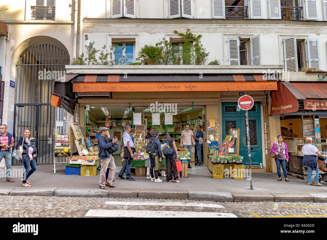 Le persone al di fuori di esplorazione a Primeurs Lepic frutta e verdura Shop Rue Lepic, Montmartre , Parigi Foto Stock