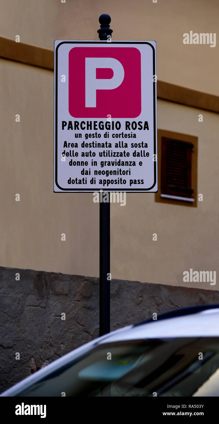 Parcheggio rosa segno Cagliari Sardegna Italia Foto Stock