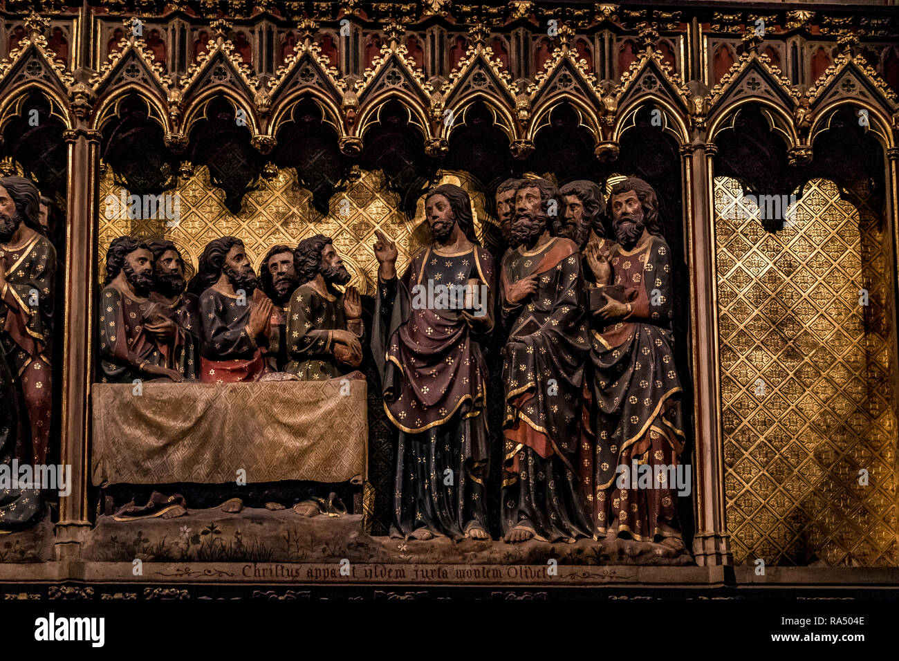 Il XIV secolo dipinto di sculture in legno della vita di Gesù su una schermata del coro dentro la cattedrale di Notre Dame Parigi Francia Foto Stock
