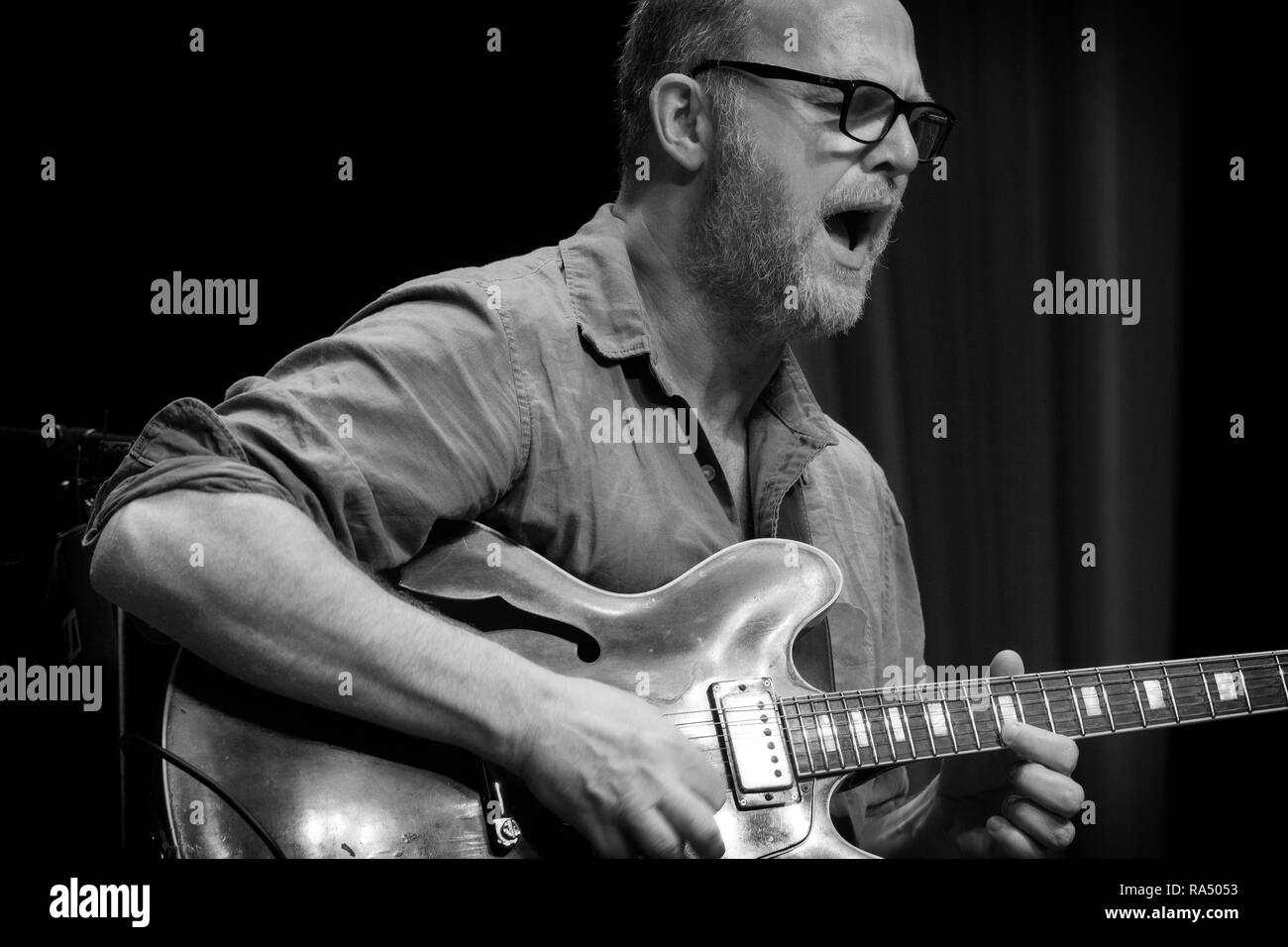 Mike Walker assolo alla chitarra con Hans Koller Big Band per Mike Gibbs ottantesimo compleanno, Scarborough Jazz Festival 2017 Foto Stock