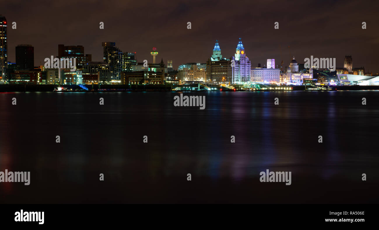 Liverpool il famoso lungomare, mostra 2 cattedrali e le 3 grazie, visto dal Seacombe vicino a Birkenhead. Immagine presa nel dicembre 2018. Foto Stock