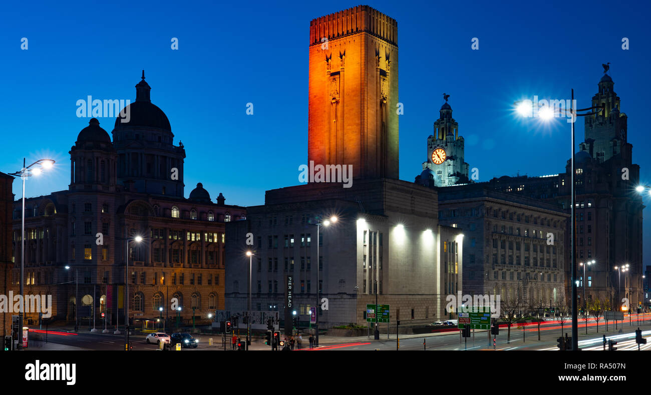 Tunnel di Queensway Ventalation albero, Strand, Liverpool, con l'3 grazie alle spalle, cioè scheda Dock, Cunard e edifici di fegato. Prese Nov 2018. Foto Stock