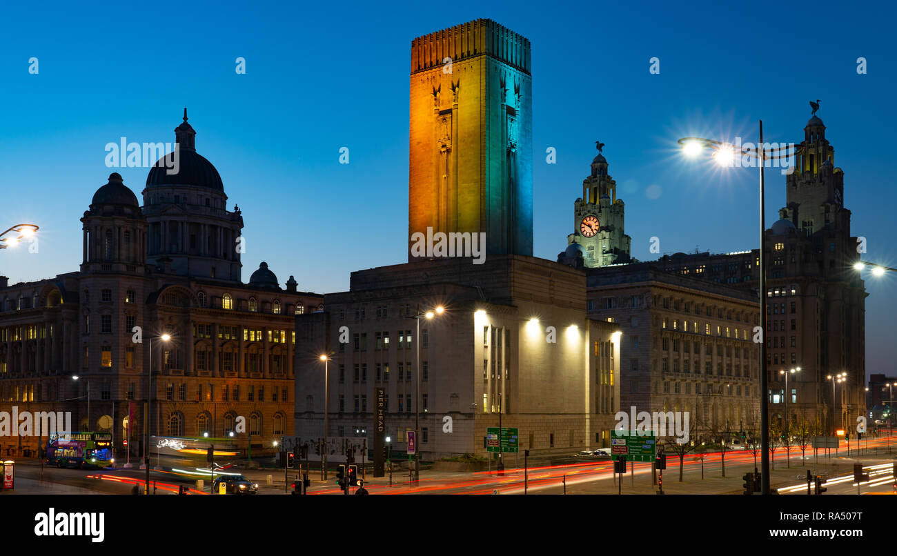 Tunnel di Queensway Ventalation albero, Strand, Liverpool, con l'3 grazie alle spalle, cioè scheda Dock, Cunard e edifici di fegato. Prese Nov 2018. Foto Stock