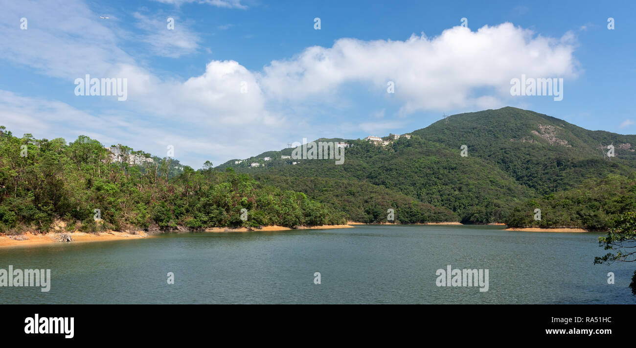 Parte superiore serbatoio di Aberdeen con viste per le ville di lusso e appartamenti sul divario medio Road, Mount Cameron, sull'Isola di Hong Kong Foto Stock