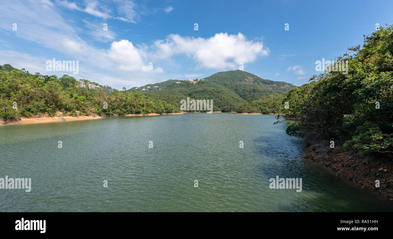 Parte superiore serbatoio di Aberdeen con viste per le ville di lusso e appartamenti sul divario medio Road, Mount Cameron, sull'Isola di Hong Kong Foto Stock