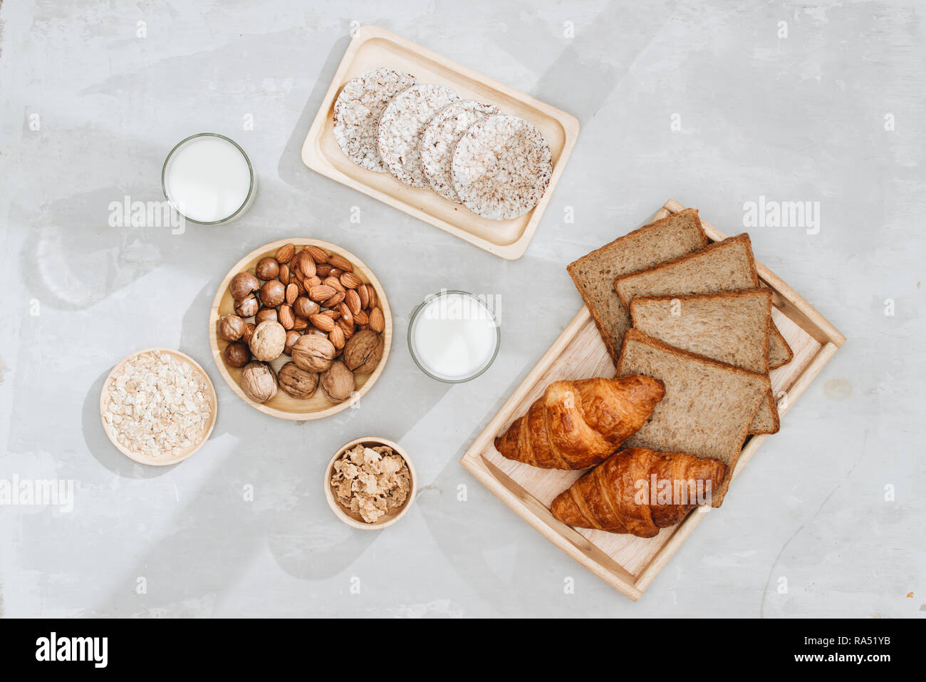 Prima colazione continentale - pane tostato, croissant, mescolare i dadi, latte Foto Stock