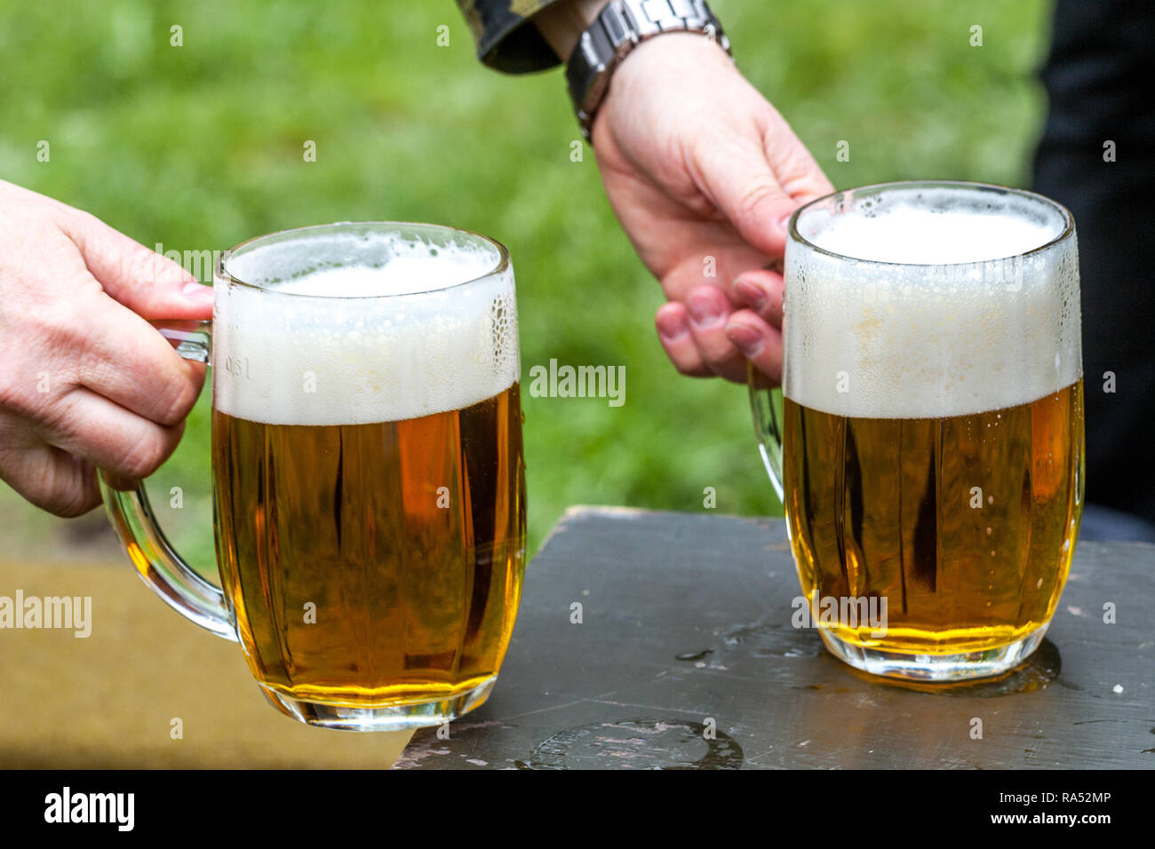 Due bicchieri di birra alla spina, birra ceca, birra Pilsner Urquell, Repubblica Ceca Foto Stock