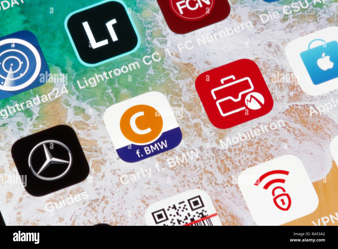 Norimberga, Germania - 29 dicembre 2018: un close-up foto di Apple iPhone schermo con le icone carly per la BMW, Mercedes, Lightroom CC e altri. Foto Stock