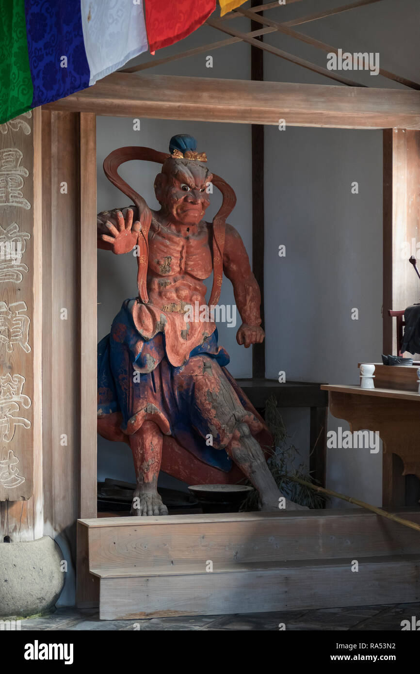 Nagasaki, Giappone - 24 Ottobre 2018: Statua di Nio, guardiano e protettore di fronte al tempio Kotaiji Foto Stock