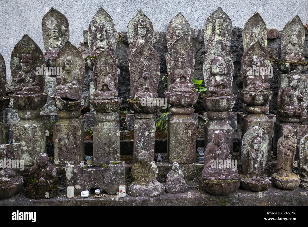 Nagasaki, Giappone - 24 Ottobre 2018: raccolta di statue del Buddha in Kotaiji tempio motivi Foto Stock