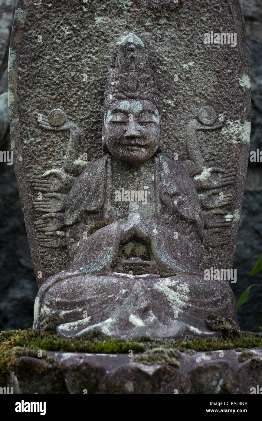 Nagasaki, Giappone - 24 Ottobre 2018: Pietra statua del Buddha a la Kotaiji tempio motivi Foto Stock