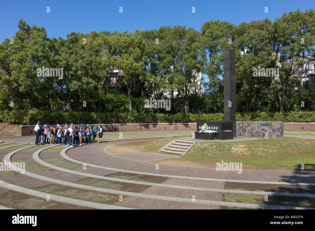 Nagasaki, Giappone - 25 Ottobre 2018: gli studenti di fronte al monumento che segna l'epicentro di Nagasaki bomba atomica Foto Stock