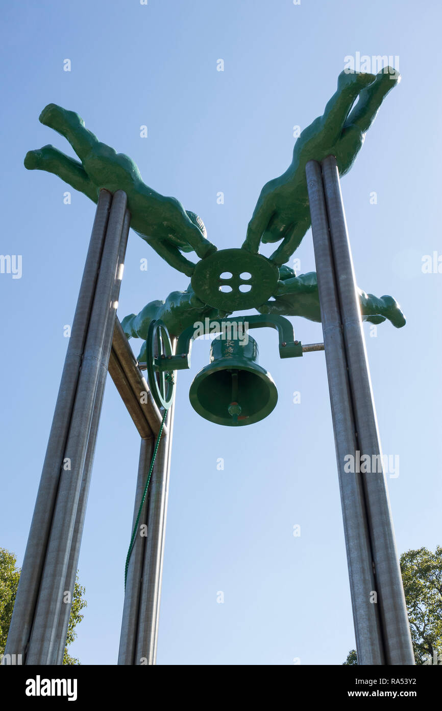 Nagasaki, Giappone - 25 Ottobre 2018: Statua di Nagasaki Campana della Pace nel Parco del Memoriale della Pace Foto Stock