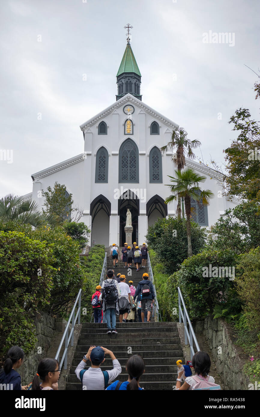 Nagasaki, Giappone - 26 Ottobre 2018: i turisti a piedi su per le scale per i vecchi cristiani chiesa di Oura Foto Stock