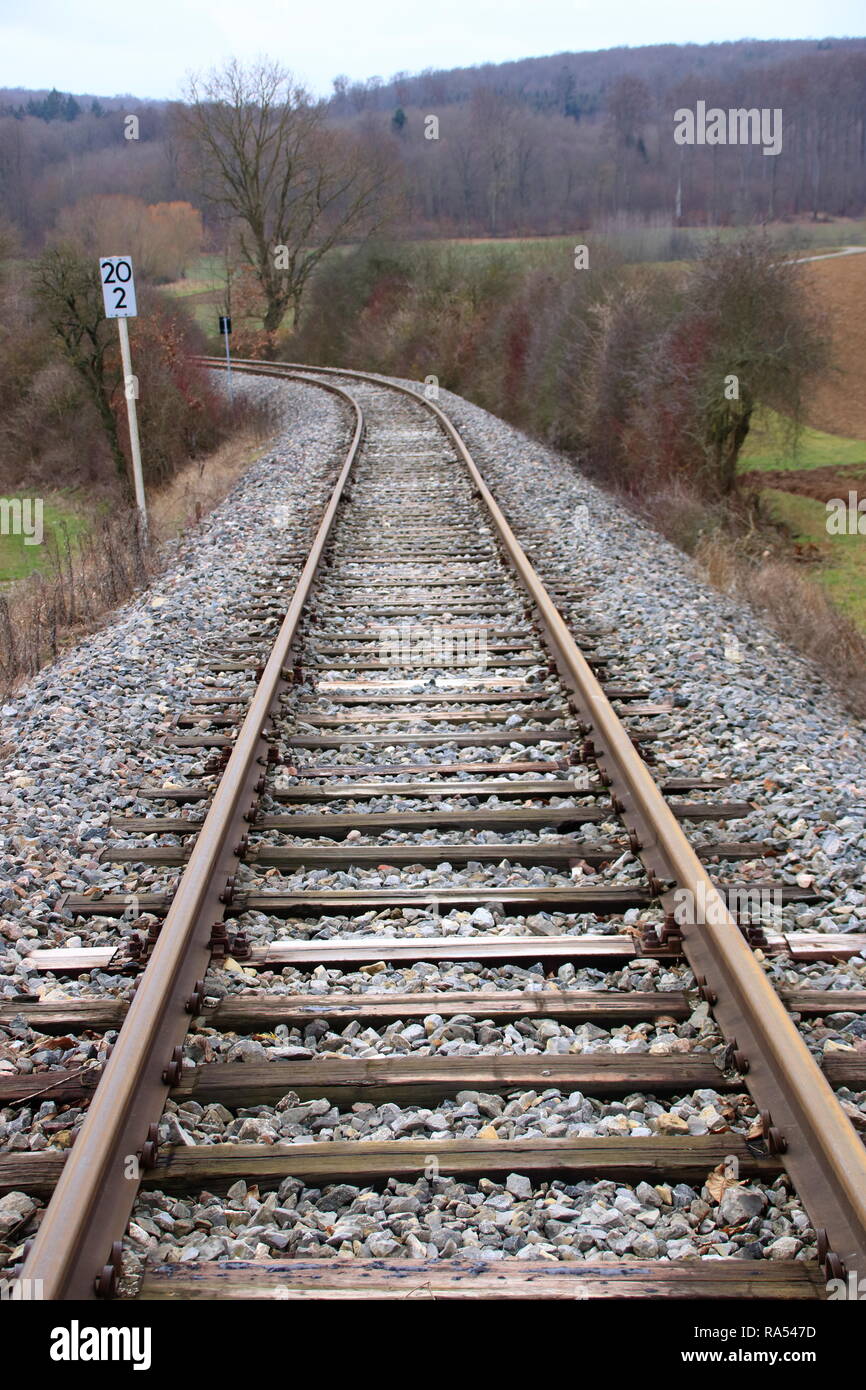 I binari ferroviari scappare dal visualizzatore in una curva. Foto Stock