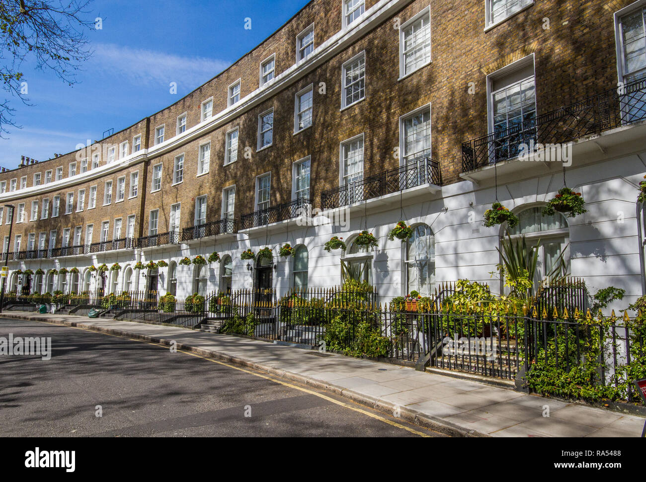 LONDON, Regno Unito - 5 maggio 2016. La facciata ricurva di Londra desiderabili proprietà townhouse in St Pancras area di Londra, Regno Unito Foto Stock