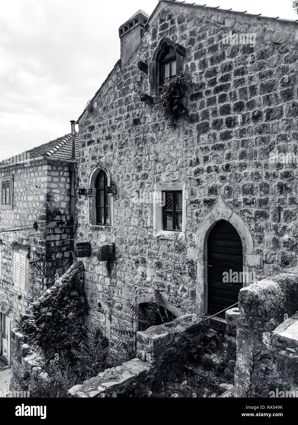 Vecchia casa in pietra con portale ad arco in Ston, Croazia Foto Stock