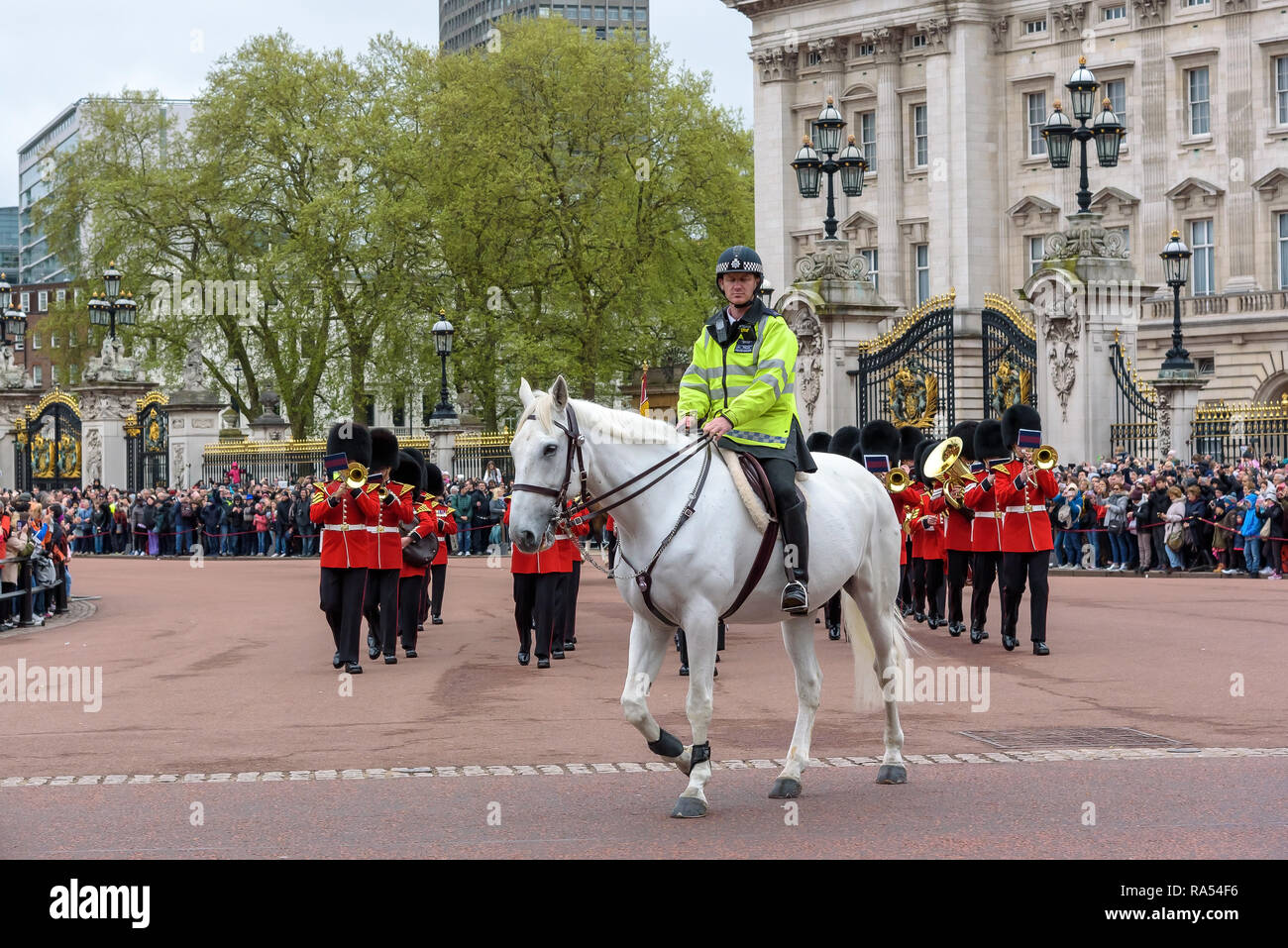 London, Regno Unito - 29 Aprile 2018: montato funzionario di polizia conduce marching Royal Guard soldati durante il cambio della guardia a Buckingham Palace Foto Stock