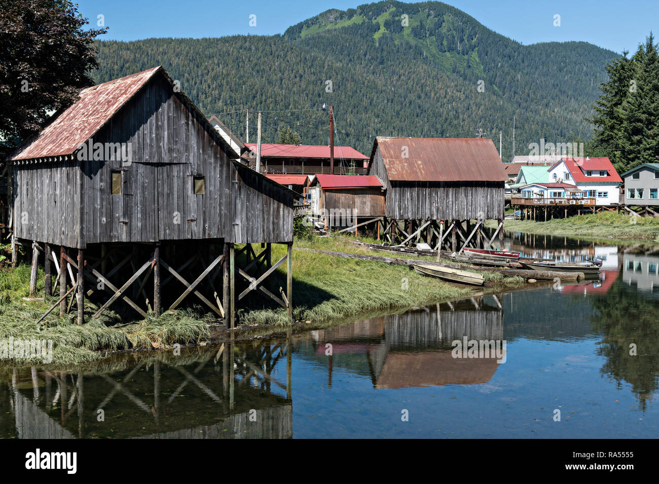 Il vecchio legno case stilt sul martello Slough a Pietroburgo, Mitkof Island, Alaska. Pietroburgo estinta da immigrato norvegese Peter Buschmann è nota come Piccola Norvegia a causa della elevata percentuale di persone di origine scandinava. Foto Stock