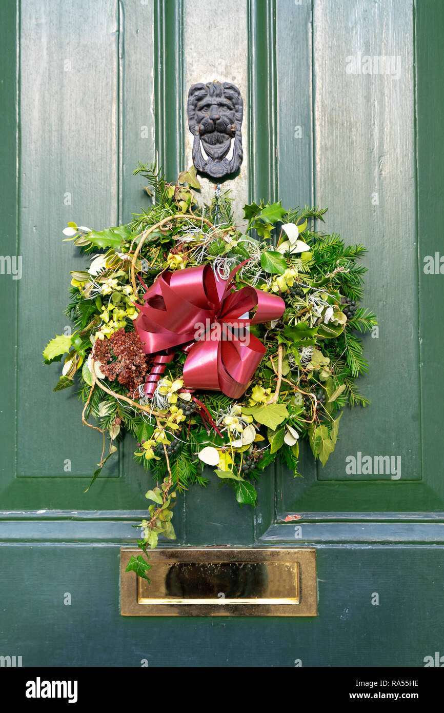 Ghirlanda di Natale sulla porta verde Foto Stock