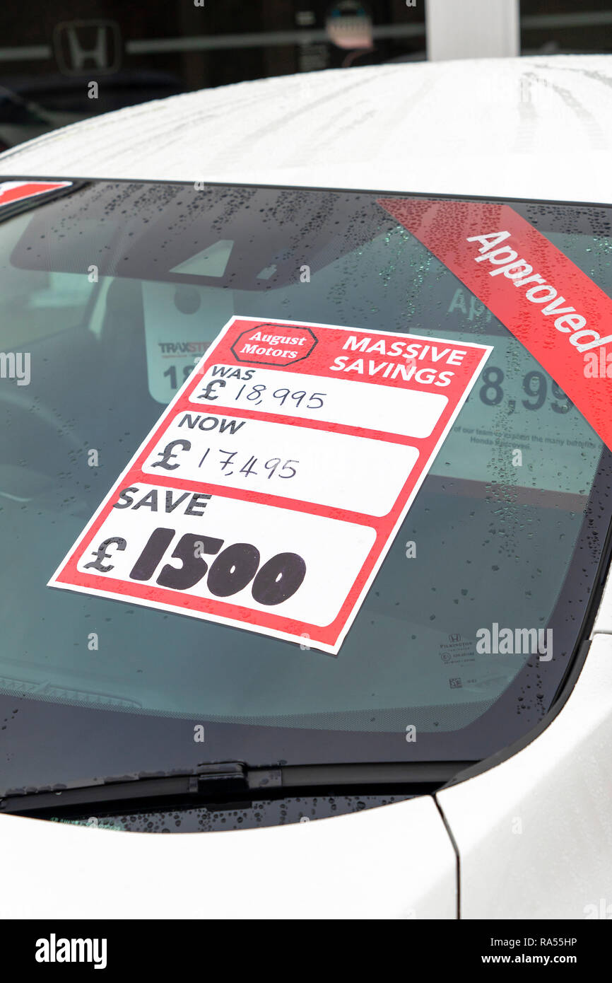 Prezzo adesivo sul parabrezza di un auto usate per la vendita Foto stock -  Alamy