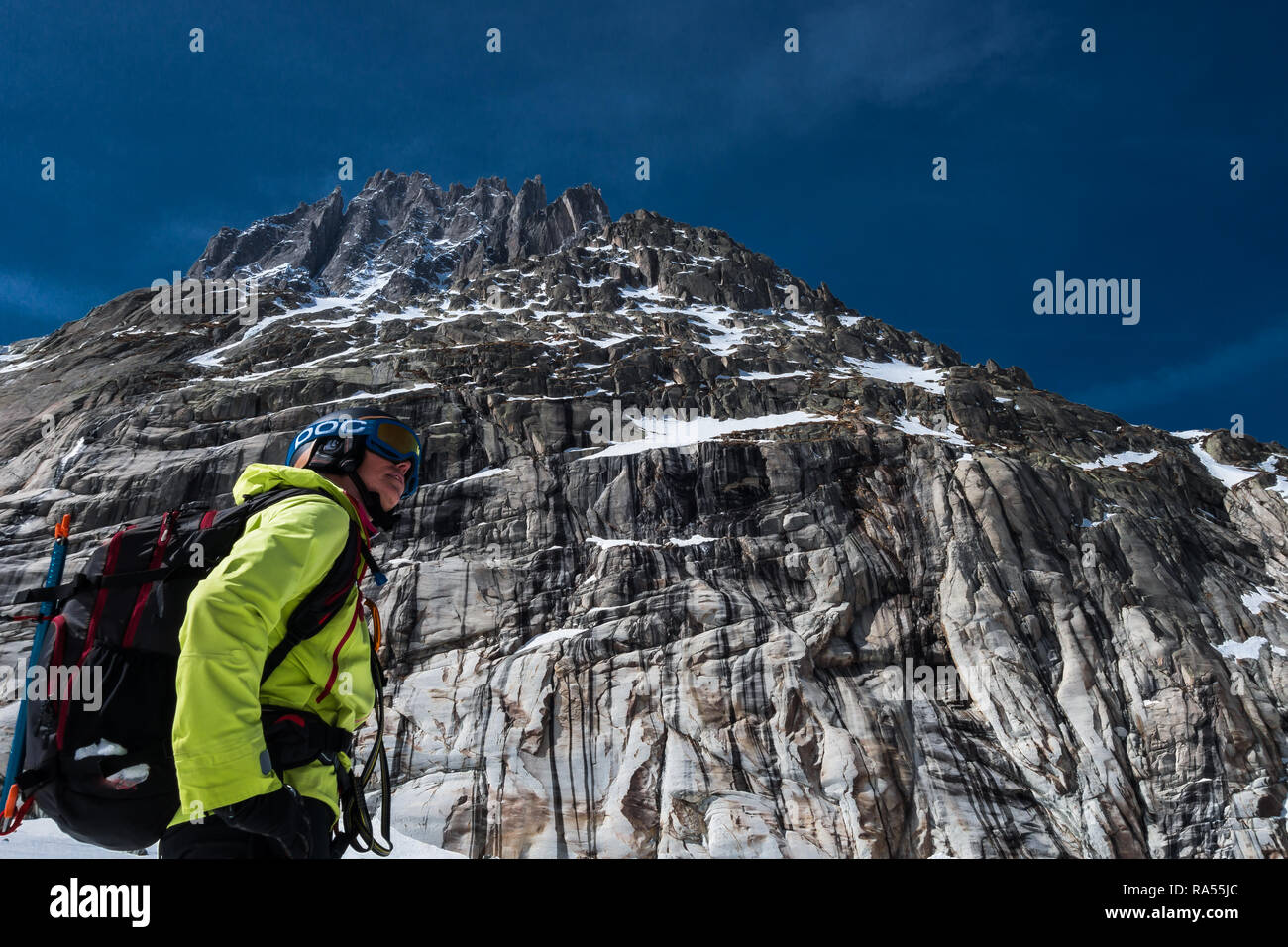 Vallee Blanche, Chamonix, Francia - 30 Mars 2017: donna femmina tourer di sci in inverno colorato di abbigliamento da sci con zaino e ingranaggio di sicurezza in piedi in fr Foto Stock