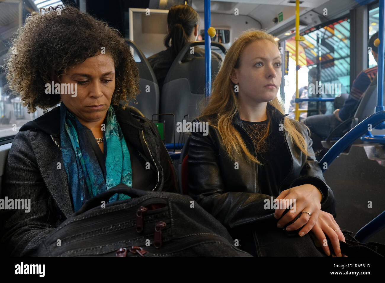 I passeggeri di attendere per un treno nella stazione ferroviaria Amstardam, Paesi Bassi Foto Stock