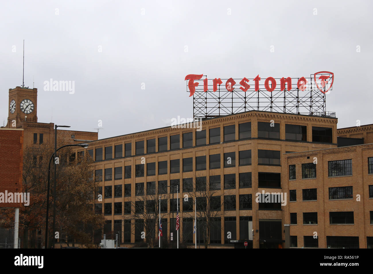 AKRON, Ohio/USA - Dicembre, 29: il grande segno sul tetto del vecchio  Firestone azienda di pneumatici a Akron, Ohio Foto stock - Alamy