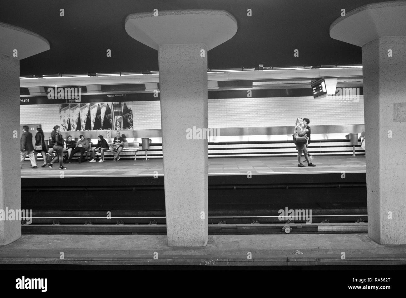 I passeggeri di attendere per un treno nella stazione ferroviaria Amstardam, Paesi Bassi Foto Stock