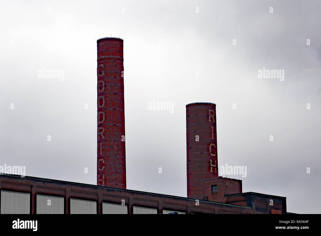 AKRON, OHIO/STATI UNITI D'America - 01 gennaio: pile di fumo dal vecchio Goodrich fabbrica di gomma a Akron, Ohio Foto Stock