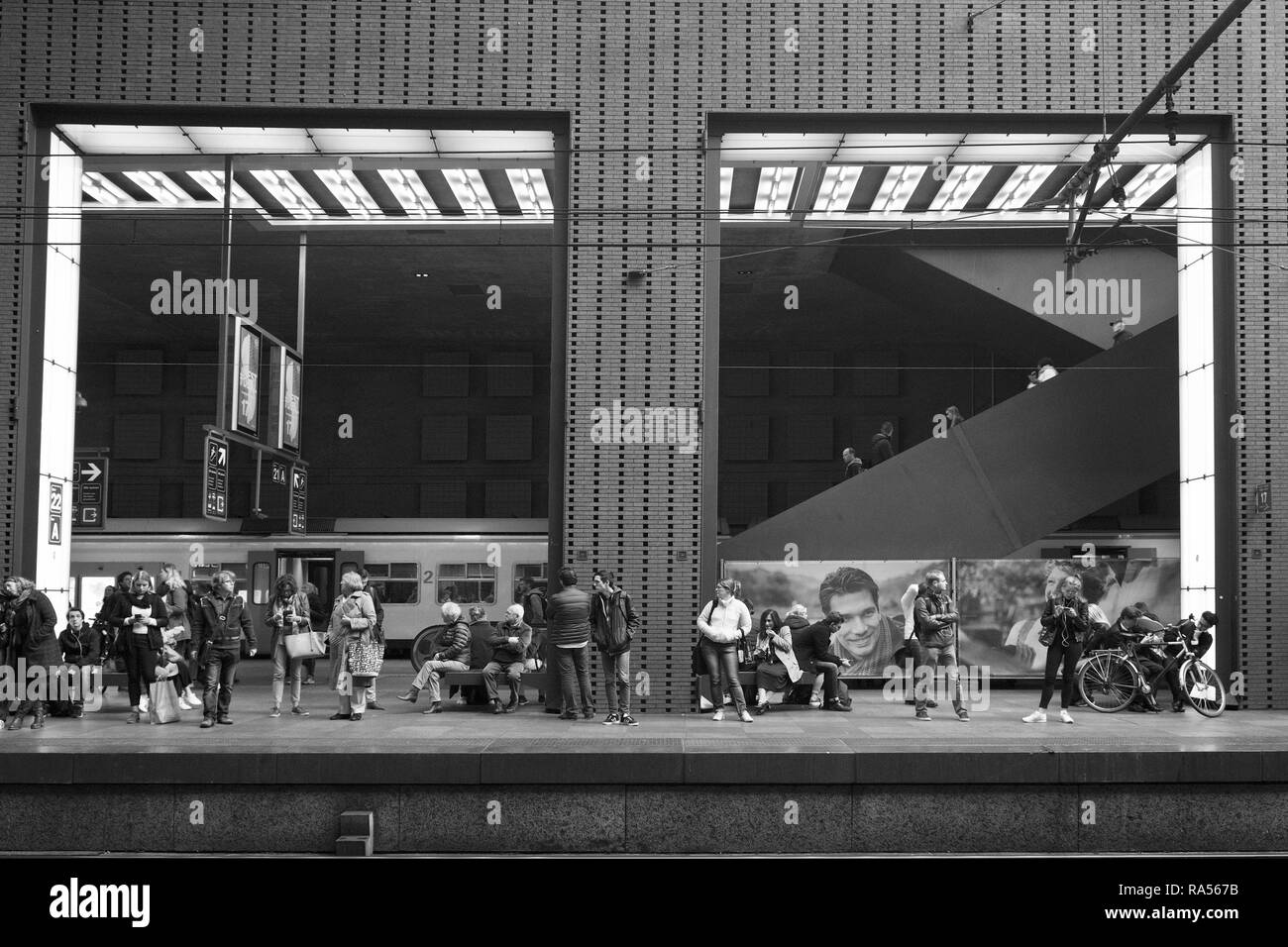 I passeggeri di attendere per un treno nella stazione ferroviaria Anversa, Belgio Foto Stock