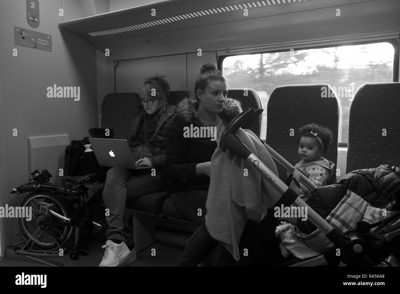 I passeggeri di attendere per un treno nella stazione ferroviaria Anversa, Belgio Foto Stock