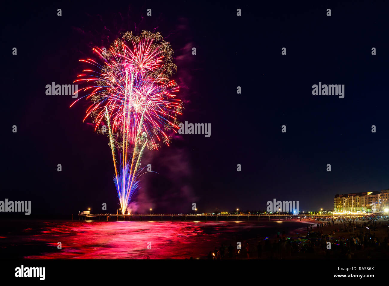 Migliaia di persone si sono radunate nella spiaggia di Glenelg per guardare i fuochi d'artificio visualizza off jetty vigilia di Capodanno, Sud Australia Foto Stock