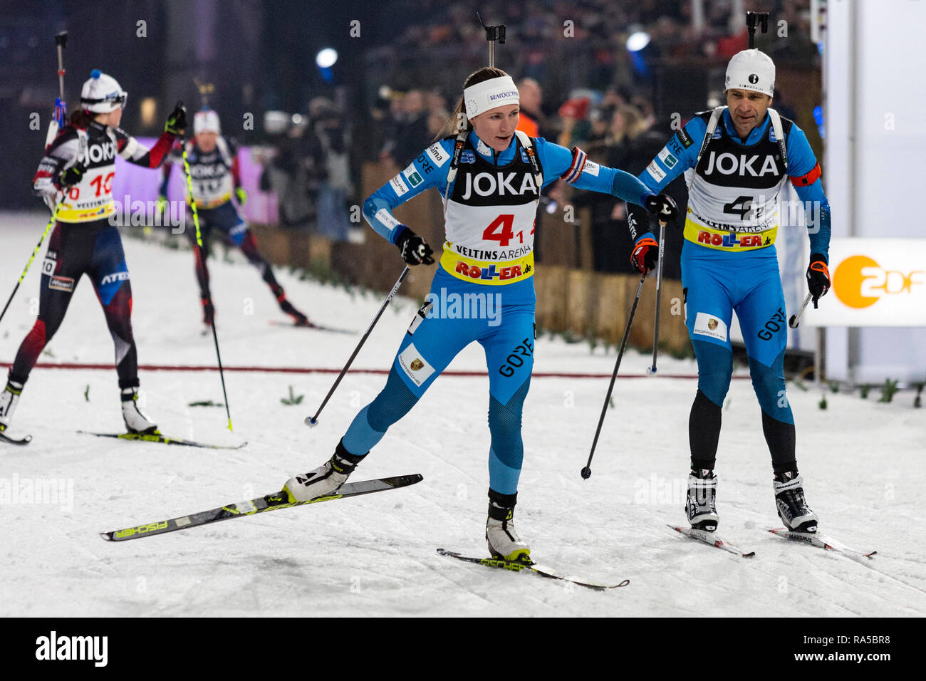 L-R: Darja Domratschewa (BLR), Ole Einar Björndalen (NOR). Biathlon JOKA World Team Challenge 2018 Auf Schalke. Foto Stock