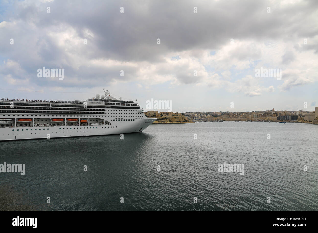 MSC Opera cruiser iscritto al di la Valletta Harbour a La Valletta, Malta Foto Stock