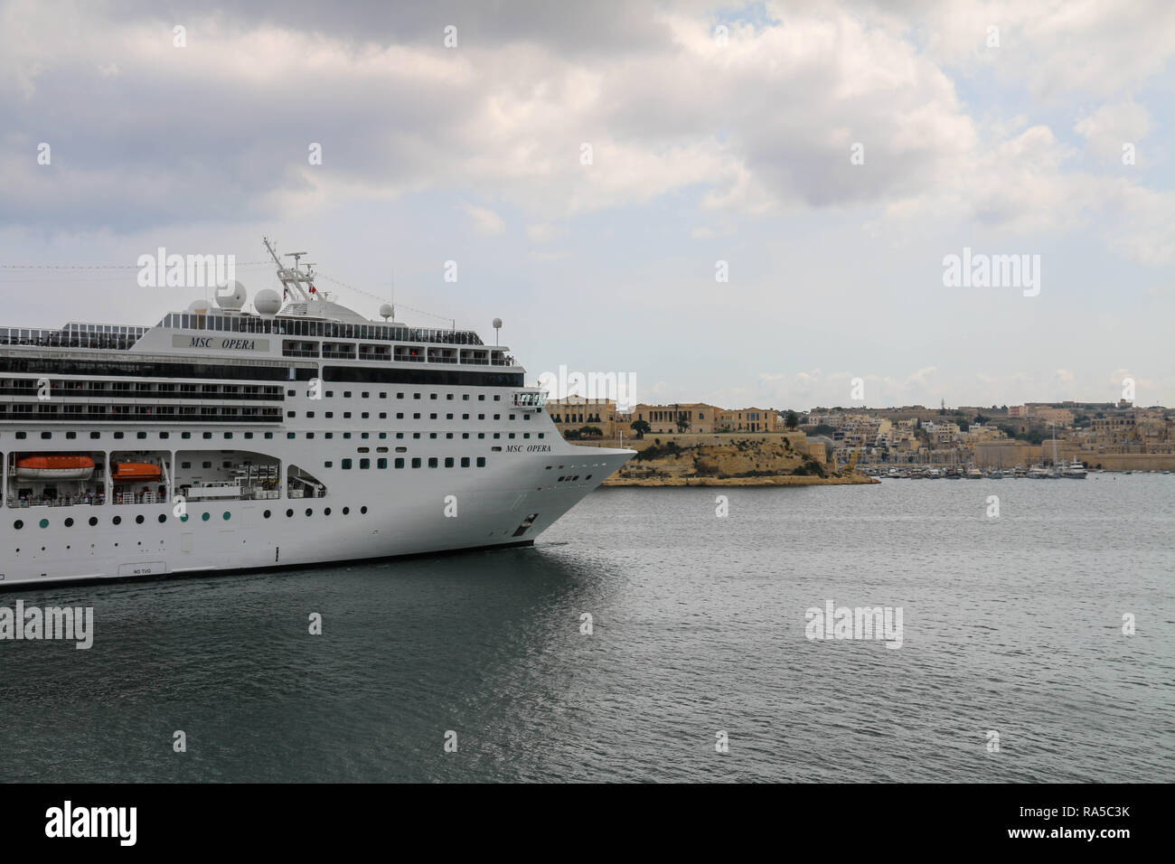 MSC Opera cruiser iscritto al di la Valletta Harbour a La Valletta, Malta Foto Stock