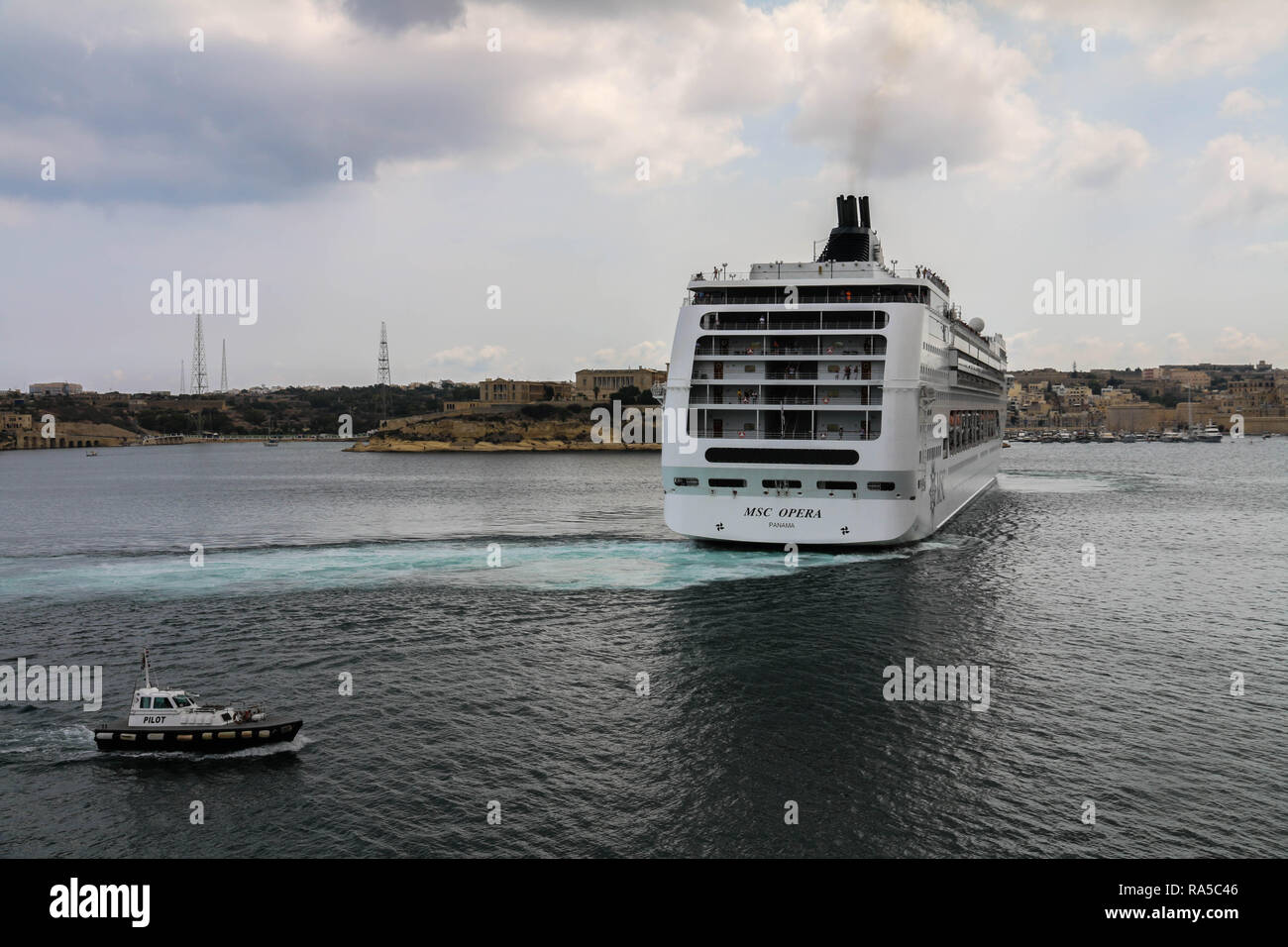MSC Opera cruiser iscritto al di la Valletta Harbour a La Valletta, Malta Foto Stock