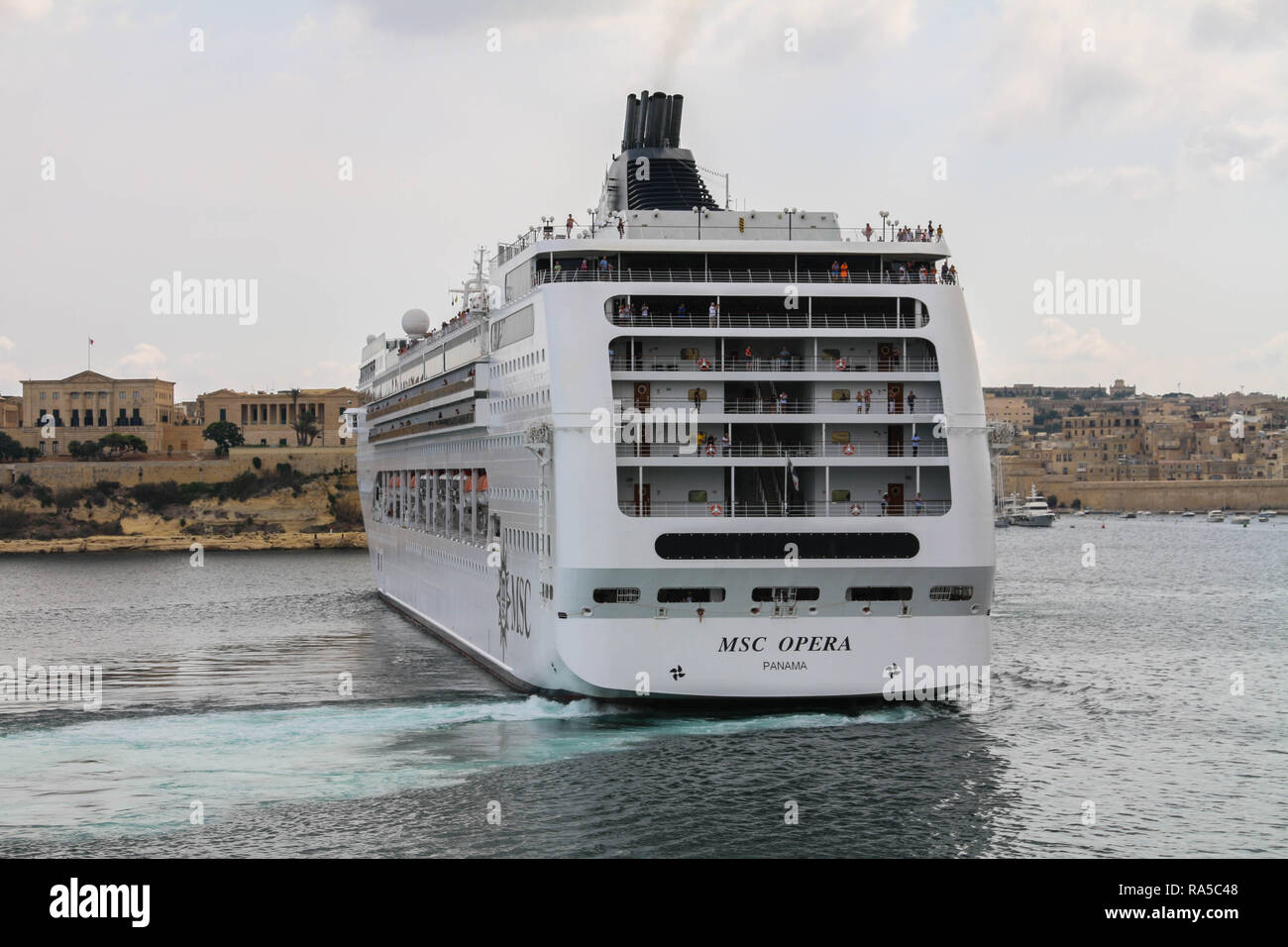 MSC Opera cruiser iscritto al di la Valletta Harbour a La Valletta, Malta Foto Stock