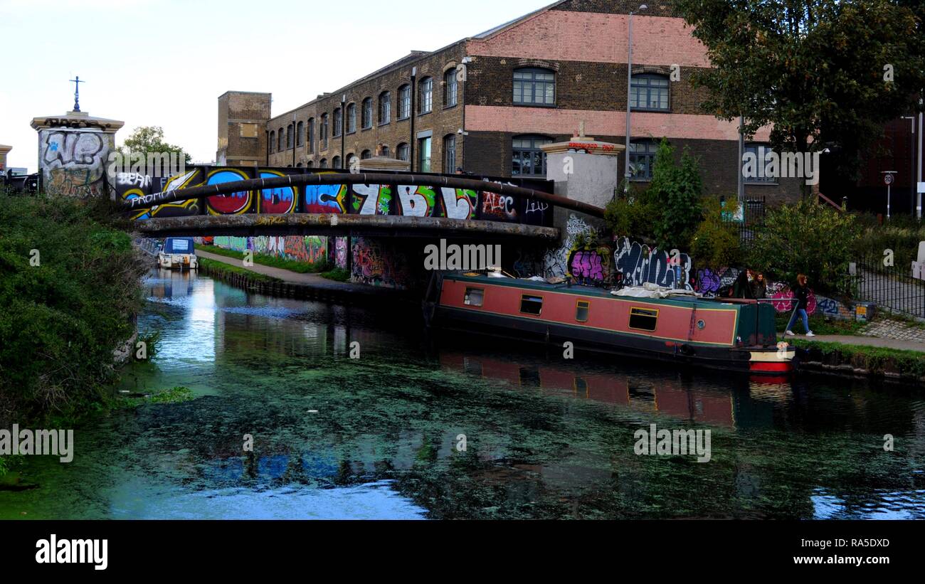 Narrowboat sul fiume Lea sotto bianco Post Lane Bridge, con East London Energia (ELE) Visitor Centre in background, East London, Regno Unito. Foto Stock