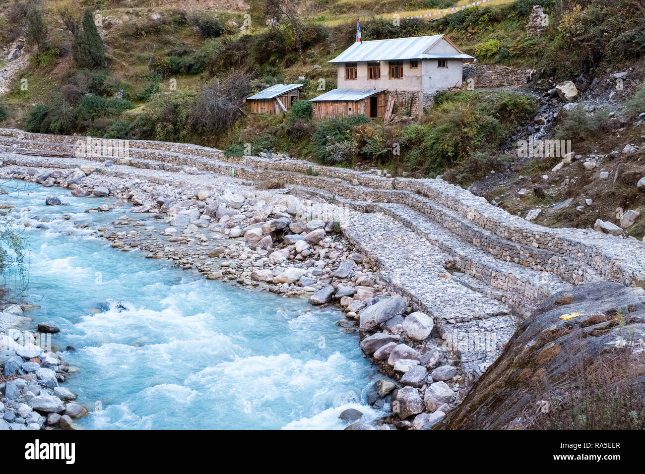 Rinforzata sponde del fiume nella valle di Langtang, Nepal Himalaya Foto Stock