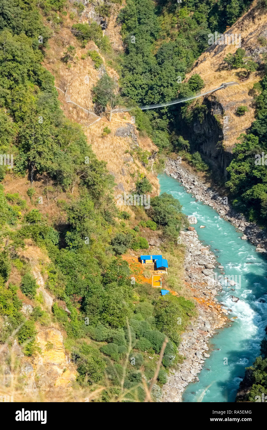 Hot Springs vicino a un fiume glaciale nella regione di Annapurna del Nepal Himalaya Foto Stock