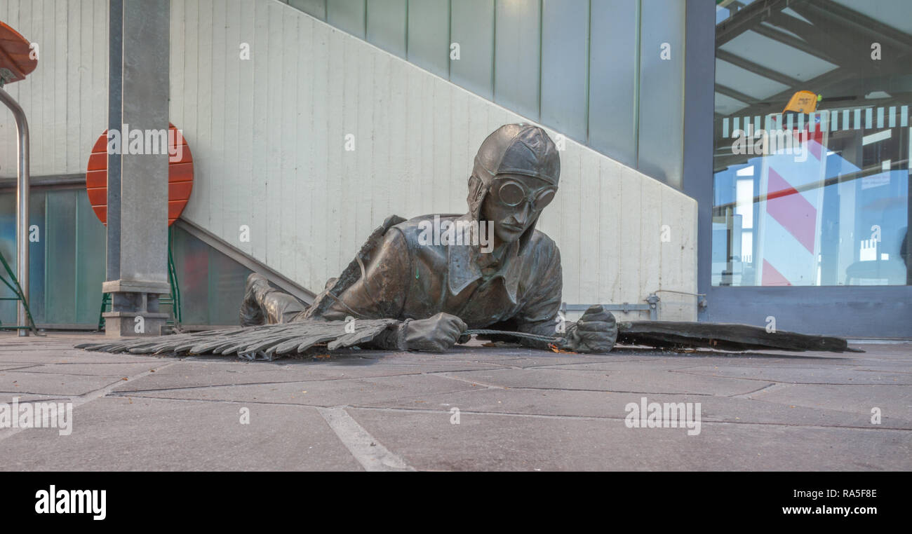 15 novembre 2018, presso l'aeroporto di Berlino Tegel, Berlin, Germania. "La caduta di Dedalo e Icaro, Rolf Scholz, 1985. Foto Stock