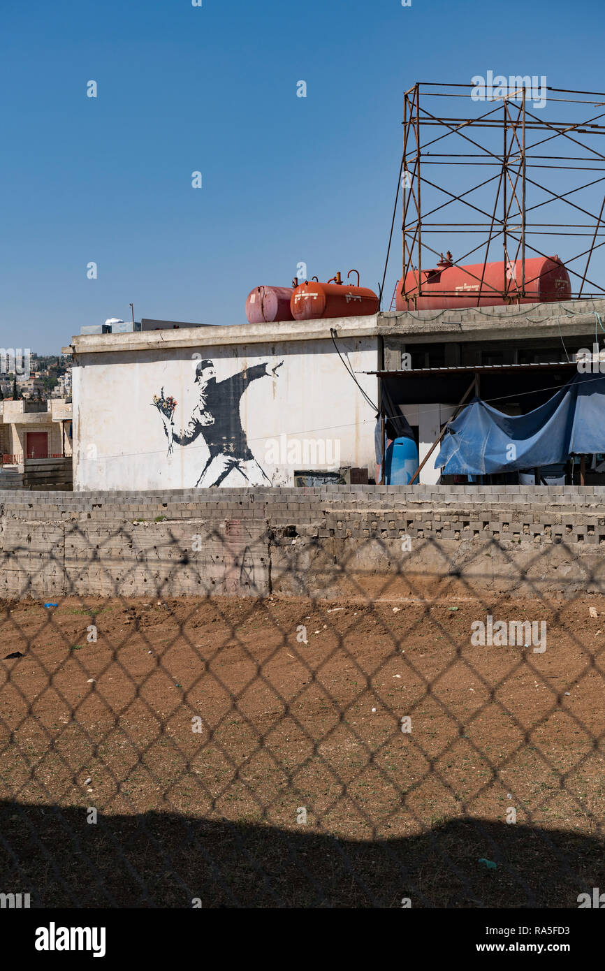 Un murale dal fantomatico British artista di strada Banksy copre un muro in Cisgiordania villaggio di Beit Sahour. Palestina Foto Stock