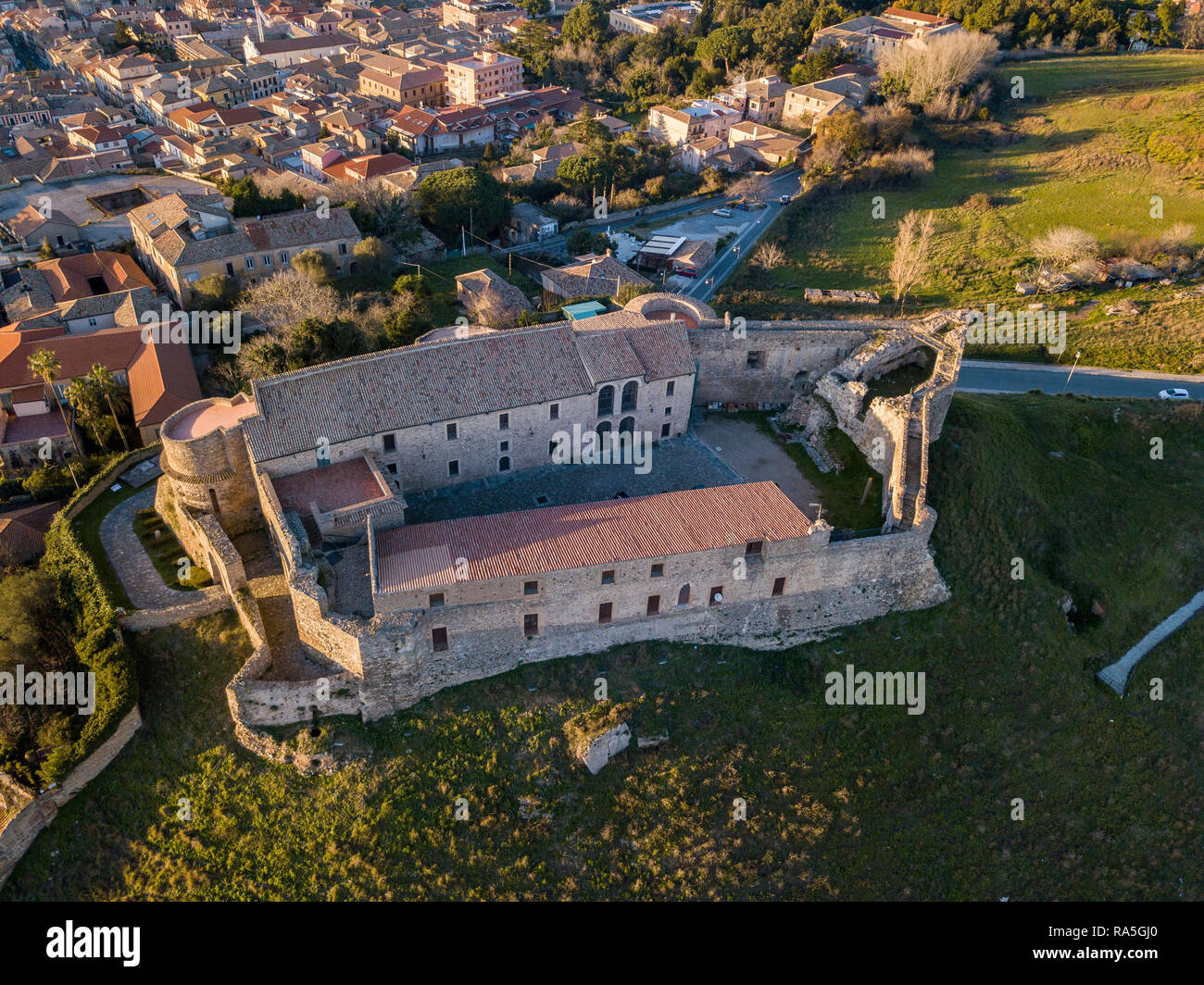 Vista aerea del normanno castello svevo, Vibo Valentia, Calabria, Italia. Panoramica della città visto dal cielo, case e tetti Foto Stock