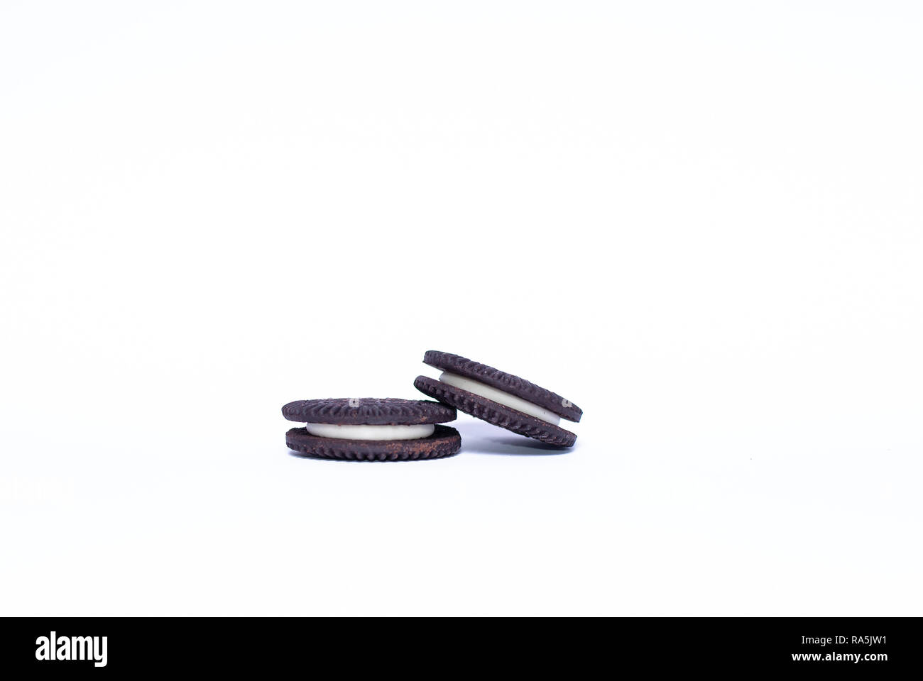 Vegane in bianco e nero di cioccolato cookie sandwich su sfondo bianco Foto Stock