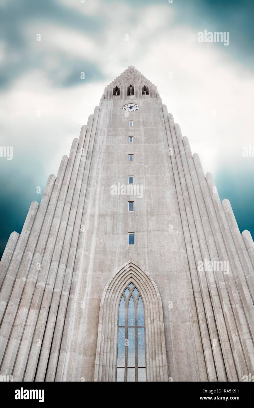 Il campanile della chiesa con il mystic sky, Hallgrímskirkja, chiesa di Hallgrímur, Reykjavik, Islanda Foto Stock